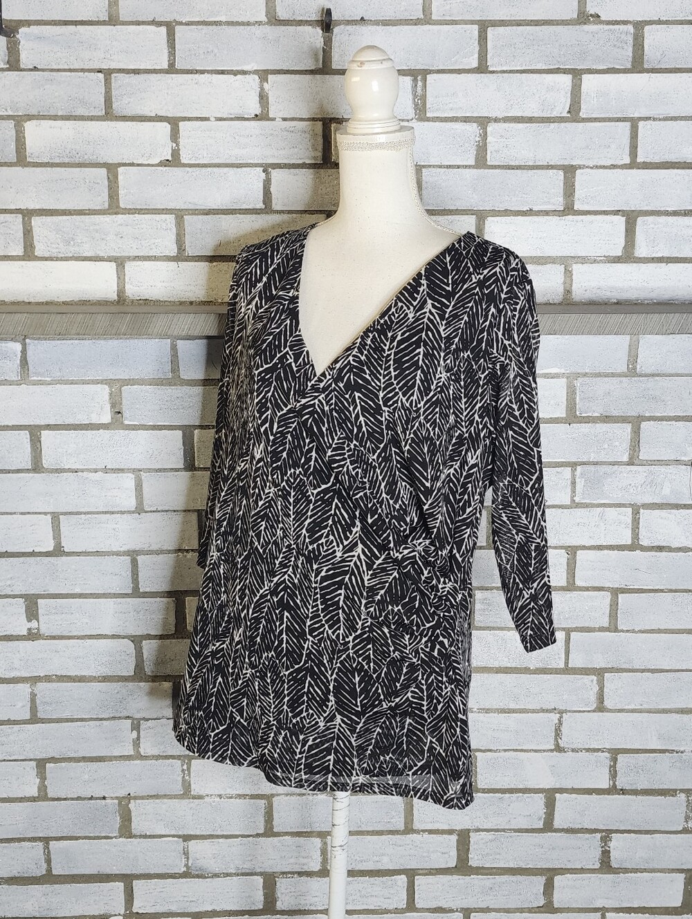 • Coldwater Creek 3/4 Sleeve Feather Print V-Neck Blouse Plus Sz 2X Black White